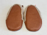 Chaussons les pas petits velours noisettes