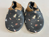 Chaussons tichoups Maxence dans l’espace Marine
