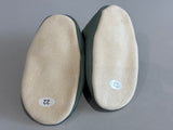 Chaussons tichoups petit ours brun joue dehors