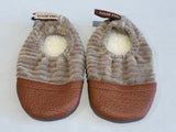 Chaussons les pas petits velours noisettes