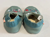 Chaussons tichoups petit ours brun joue dehors