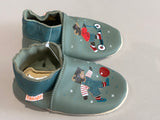 Chaussons tichoups petit ours brun joue dehors