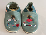 Chaussons tichoups petit ours brun joue dehors